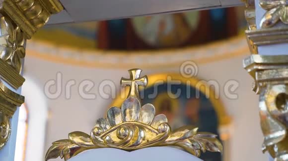 耶稣基督在教堂十字架移动摄影机视频的预览图
