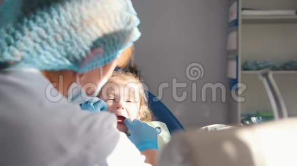 牙医办公室里的小可爱女孩不想接受治疗用手抗拒并闭上了嘴视频的预览图