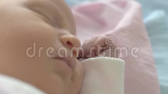 一张熟睡的可爱宝宝脸的特写视频的预览图