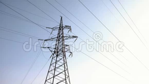 高压铁塔输电线路在天背景摄像机从右向左移动视频的预览图