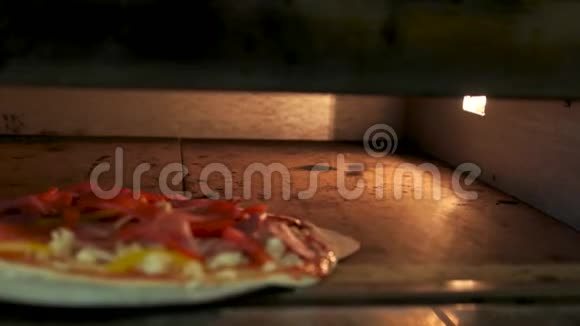 把披萨放进烤箱视频的预览图