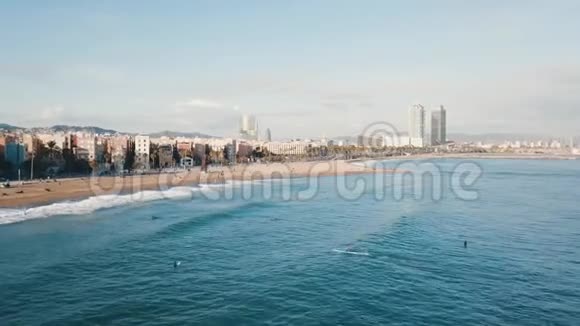 美丽的海滨城市现代建筑和人们在碧蓝的海水中游泳视频的预览图