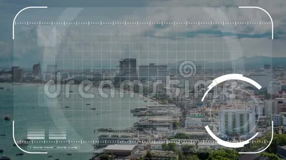 数字安全无人机摄像机或全息扫描技术锁定海滨城市的商业和军事观察理念视频的预览图