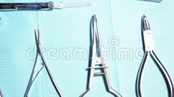 桌上牙科器械的特写媒体各种金属钳和牙科器械都是无菌的视频的预览图