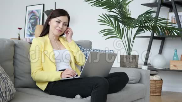 女性在家中沙发上的视频聊天视频的预览图
