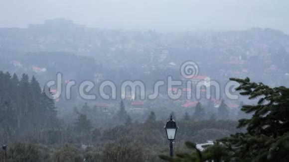 雪落时时间流逝俯瞰希腊村庄视频的预览图