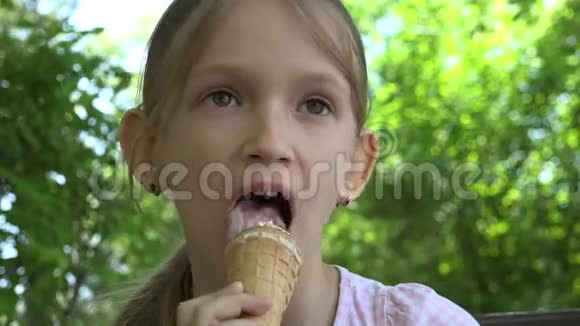 儿童在游乐场吃冰淇淋女孩在公园4K坐在长凳上放松视频的预览图