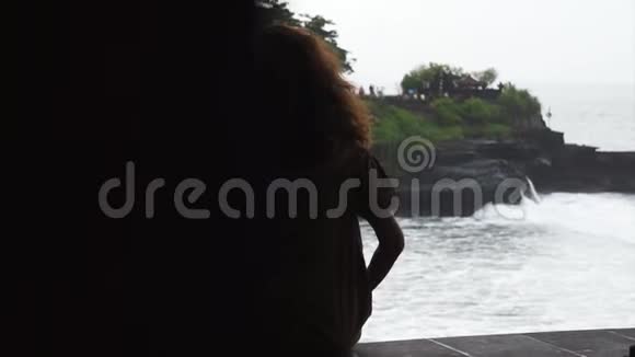 卷毛的女人用小摄像机拍摄海岸录像视频的预览图