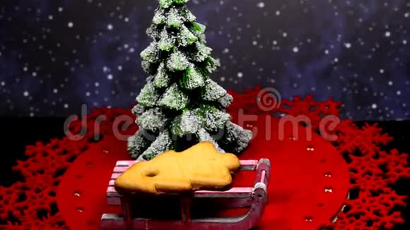 餐桌上雪橇上的圣诞蛋糕视频的预览图