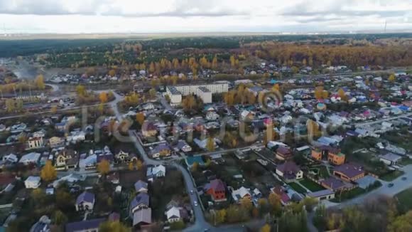 空中观景小镇靠近树林迎着清晨的天空视频的预览图