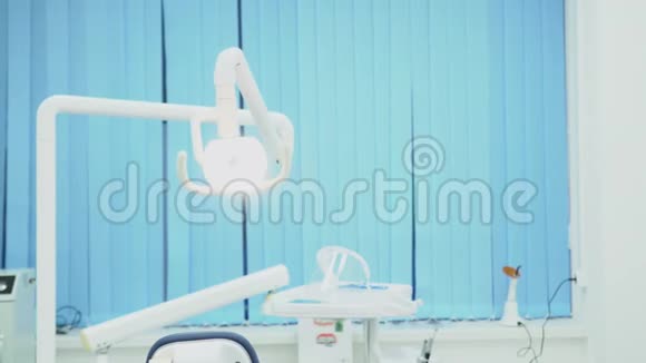 牙科办公室的设备媒体牙科医疗诊所的扶手椅和明亮的电灯口腔和牙科视频的预览图