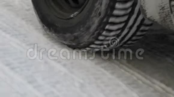 汽车车轮在行驶时旋转把车停在雪地里车辆移动视频的预览图
