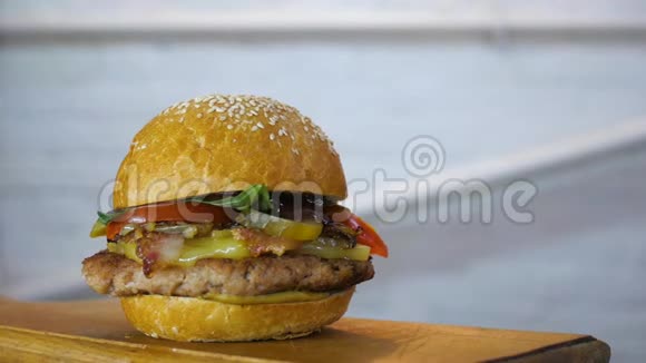 在木板上旋转新鲜煮熟的美味汉堡视频的预览图