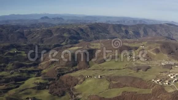 意大利EmiliaRomagna地区丘陵景观空中拍摄视频的预览图
