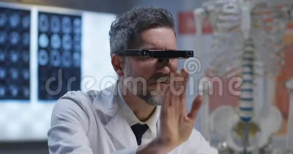 男性医生用VR技术分析视频的预览图