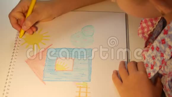 儿童画屋女孩着色儿童制作工艺儿童教育4K视频的预览图