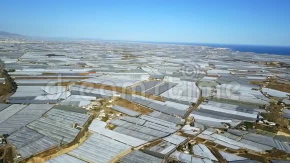 空中观景世界上最大的温室集中地西班牙阿尔梅里亚视频的预览图