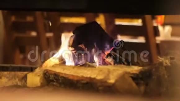在舒适舒适的咖啡馆里壁炉里燃烧就像火一样壁炉里燃烧着的火焰视频的预览图