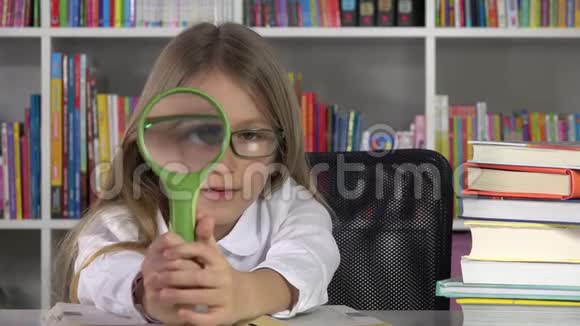 眼镜儿童学生在图书馆玩微笑女孩脸放大眼睛4K视频的预览图