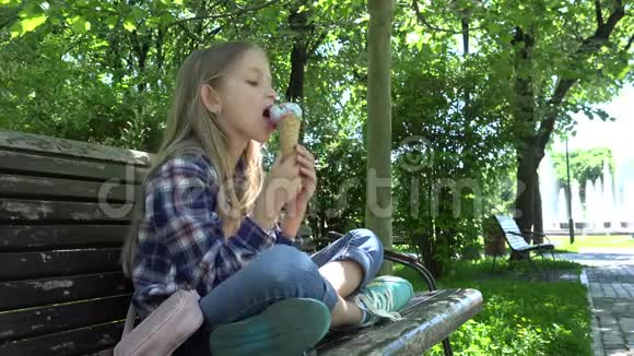 儿童在游乐场吃冰淇淋女孩在公园4K坐在长凳上放松视频的预览图