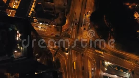 夜晚用现代建筑高速公路路口和移动汽车俯瞰城市的空中景色库存大城市夜生活视频的预览图