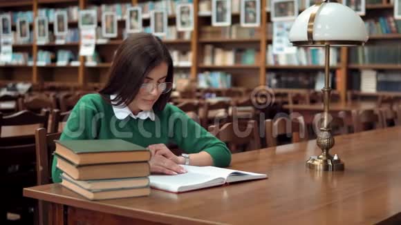 聪明的女人在图书馆读书视频的预览图