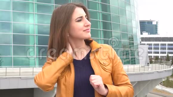 有压力的非常漂亮的女孩的肖像颈部疼痛在户外的城市视频的预览图