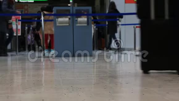 旅客乘坐机场中转航站楼携带行李前往旅行视频的预览图