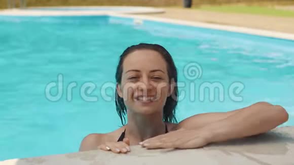 带私人泳池水的白色美女肖像视频的预览图