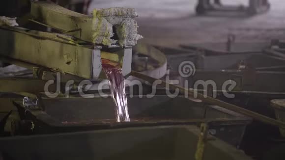 特写铁水排出炉外我们的河水冶金业视频的预览图