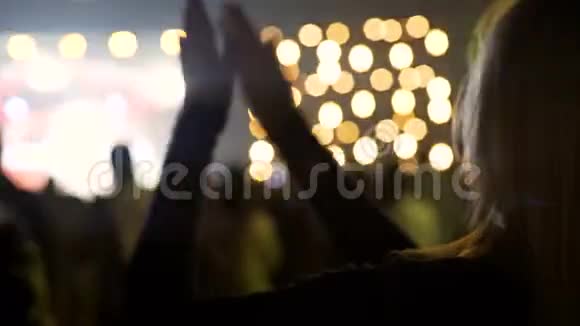 派对灯光金发美女在音乐会上跳舞鼓掌视频的预览图