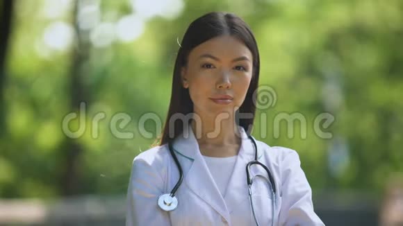 自信的护士在医院公园医疗行业卫生部门看镜头视频的预览图