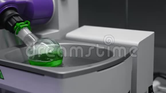 玻璃灯泡在实验室蒸发器中旋转医疗或制药业视频的预览图