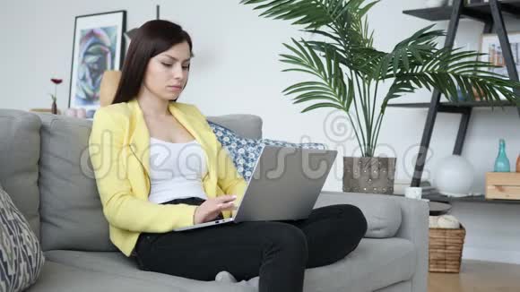 妇女在休闲场所坐沙发时头痛视频的预览图