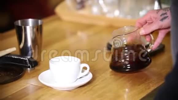 咖啡师做咖啡巴里斯塔在杯子里倒了一个美国人视频的预览图