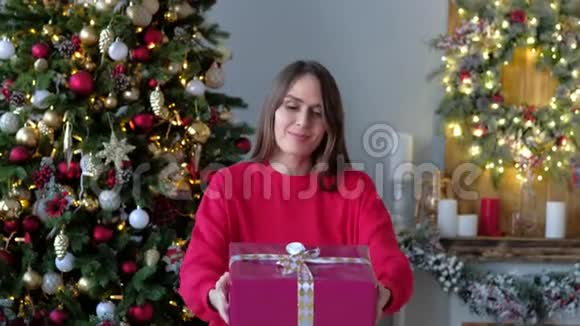 女性的手送礼物新年概念2019视频的预览图