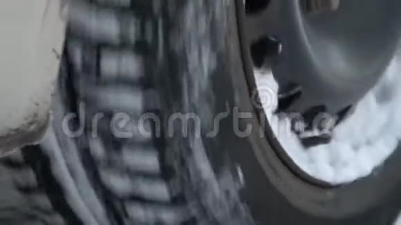 汽车车轮在行驶时旋转把车停在雪地里车辆移动视频的预览图