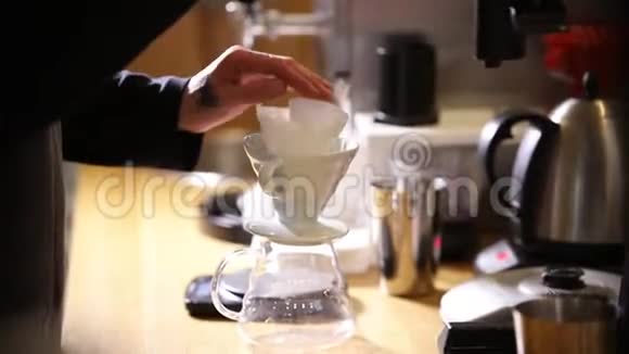 咖啡师制作美式咖啡的替代方法视频的预览图