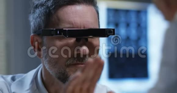 男性医生用VR技术分析视频的预览图