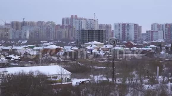 查看位于伏尔加河上的俄罗斯省级城镇库存省城景色视频的预览图