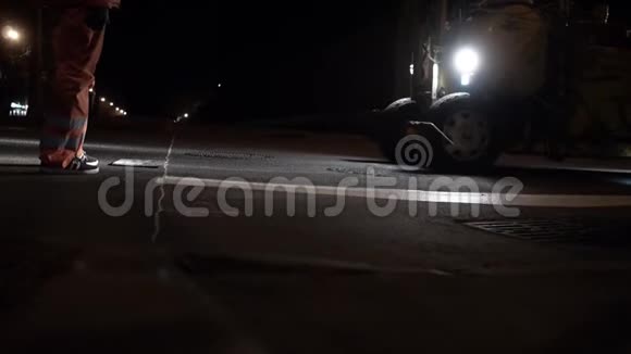 一辆拖拉机在行人过路处做道路标记视频的预览图