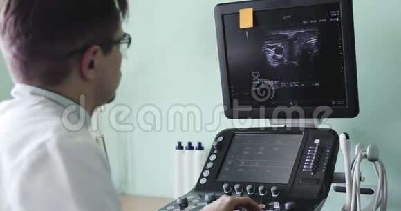 医生看超声机的监护仪视频的预览图