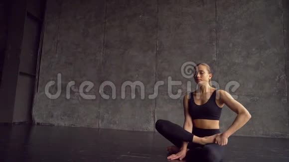 女人在室内工作室练习瑜伽女练瑜伽健康养生理念白人年轻女孩视频的预览图