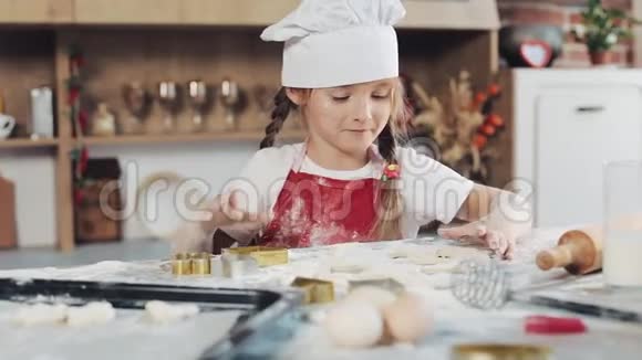 可爱的小女孩用生面团做饼干以鲜花和星星的形式带着妈妈的小女儿视频的预览图