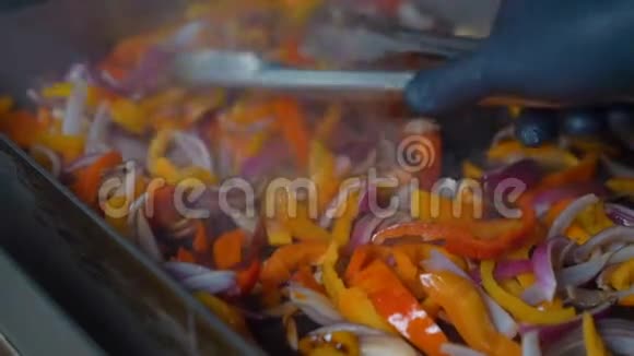 混合蔬菜在餐馆的露天烤架上煎视频的预览图