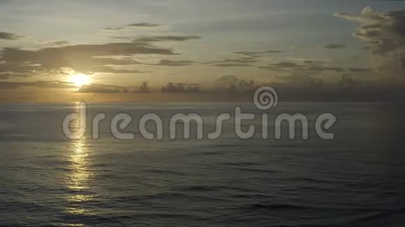 加勒比大特克岛上五彩缤纷的日落美景视频的预览图