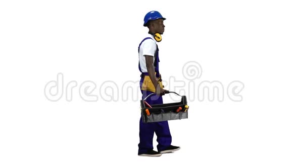 非裔美国建筑工人带着一个带工具的手提箱去上班阿尔法频道侧视图视频的预览图