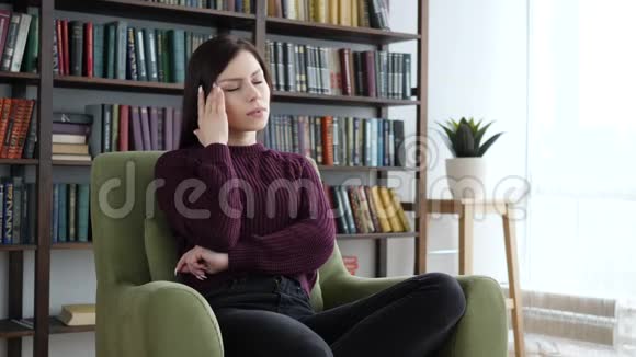 办公室沙发上的头痛女人小动作疼痛视频的预览图