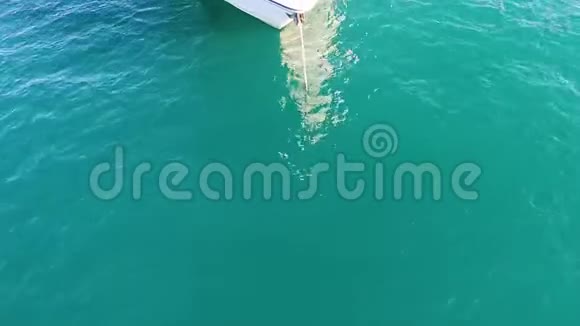 一艘停泊在港口的白色绳索的小型帆船的鼻子库存白色游艇的正面视频的预览图
