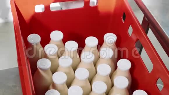 牛奶瓶放在牛奶厂的塑料盒子里特写视频的预览图